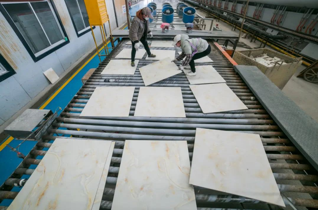 陶瓷廠廢氣惡臭讓人苦不堪言，Dejing的凈?除臭劑幫助企業(yè)達(dá)標(biāo)排放！